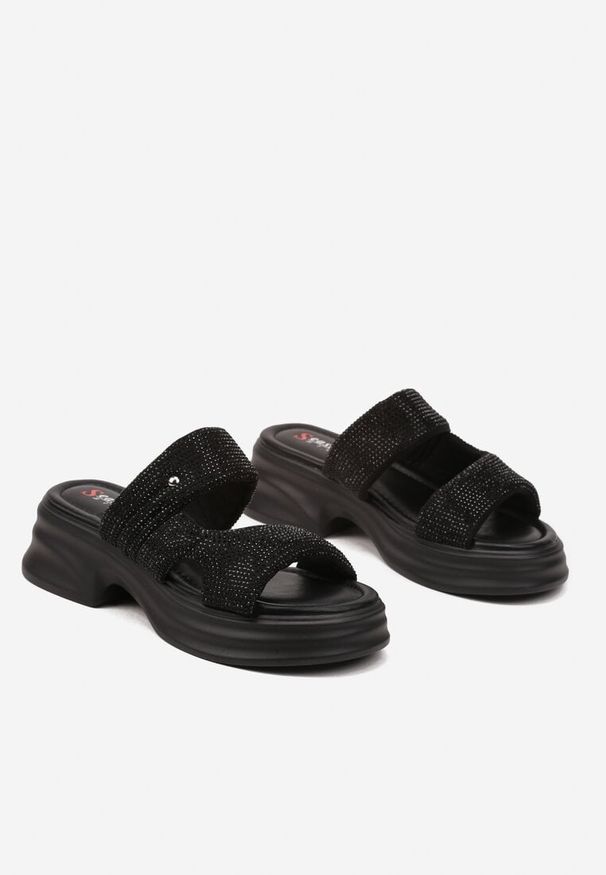 Born2be - Czarne Klapki na Grubej Podeszwie Ozdobione Cyrkoniami i Wycięciami Kalivna. Okazja: na co dzień. Kolor: czarny. Materiał: jeans. Wzór: aplikacja. Styl: casual
