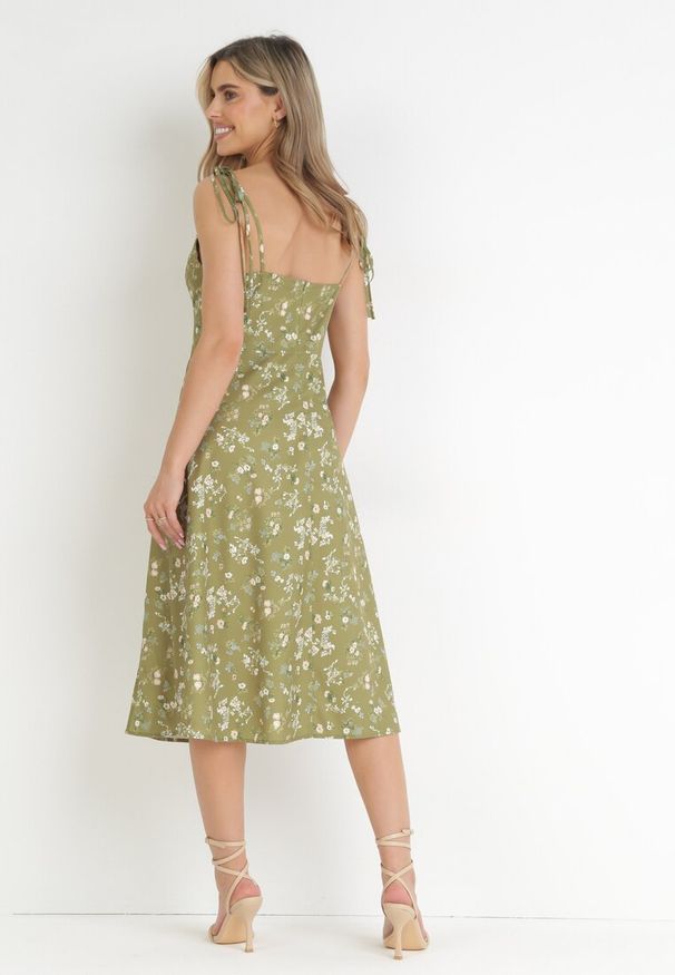 Born2be - Zielona Sukienka Midi na Cienkich Ramiączkach z Rozcięciem w Kwiaty Catherin. Kolor: zielony. Materiał: tkanina. Długość rękawa: na ramiączkach. Wzór: kwiaty. Długość: midi