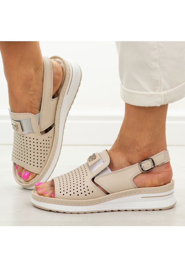 Beżowe skórzane sandały damskie Jezzi 9760. Okazja: na co dzień, na spacer. Kolor: beżowy. Materiał: skóra. Wzór: aplikacja. Sezon: wiosna, lato. Obcas: na platformie. Styl: casual, klasyczny, elegancki