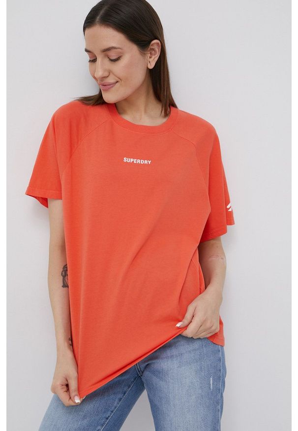 Superdry t-shirt bawełniany kolor pomarańczowy. Okazja: na co dzień. Kolor: pomarańczowy. Materiał: bawełna. Długość rękawa: raglanowy rękaw. Wzór: nadruk. Styl: casual