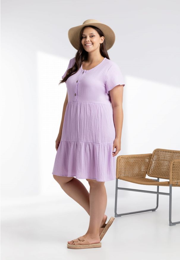 Moda Size Plus Iwanek - Lawendowa sukienka Scarlett z muślinu XXL OVERSIZE LATO. Okazja: na co dzień. Kolor: fioletowy. Materiał: skóra, elastan, bawełna, materiał. Długość rękawa: krótki rękaw. Sezon: lato. Typ sukienki: oversize. Styl: casual. Długość: midi