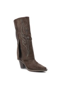 Brązowe Kozaki Alma En Pena Eleganckie Buty Damskie. Zapięcie: zamek. Kolor: brązowy. Materiał: jeans, materiał, skóra. Wzór: aplikacja. Sezon: zima, jesień. Styl: elegancki