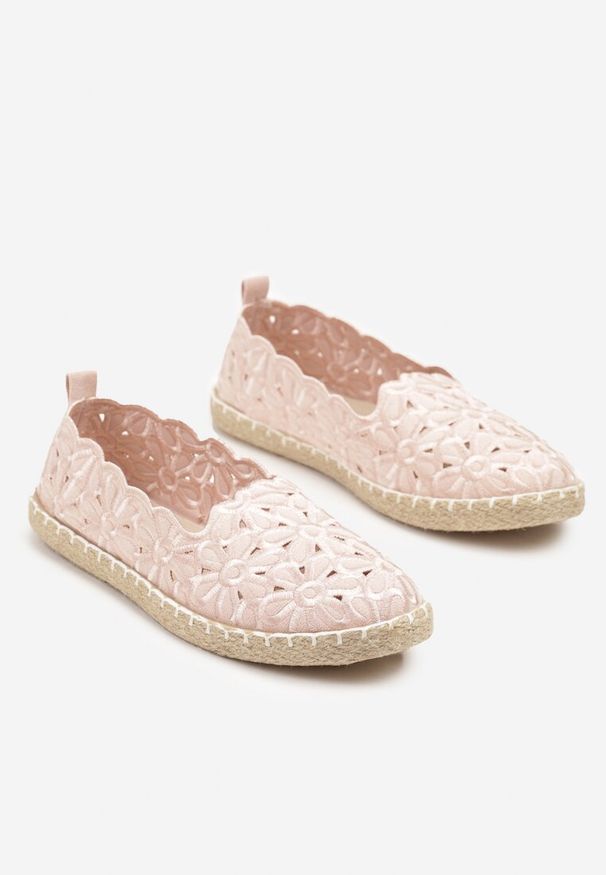 Born2be - Różowe Ażurowe Espadryle Vices w Kwiatowy Wzór z Plecionki Donavia. Okazja: na co dzień, na spacer. Kolor: różowy. Wzór: ażurowy, kwiaty. Sezon: lato, wiosna. Obcas: na obcasie. Styl: elegancki, casual. Wysokość obcasa: niski