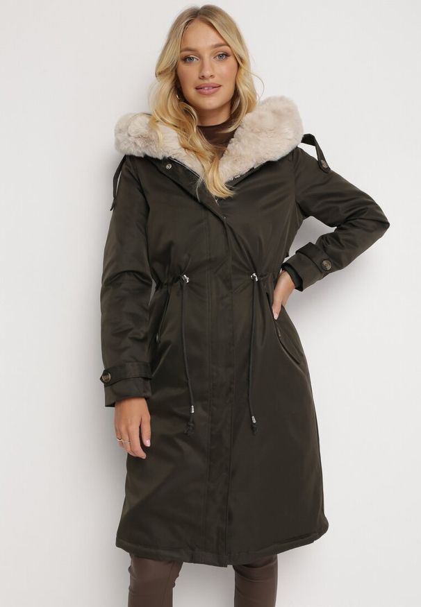 Born2be - Ciemnozielona Nylonowa Kurtka Parka Płaszcz Ozdobiona Futerkiem Faelana. Okazja: na co dzień, do pracy, na spacer, na spotkanie biznesowe. Kolor: zielony. Materiał: nylon, futro. Wzór: aplikacja. Styl: casual, biznesowy