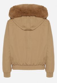 Born2be - Ciemnobeżowa Kurtka Bomberka z Futrzanym Obszyciem i Kapturem Rannasa. Okazja: na co dzień. Kolor: beżowy. Materiał: futro. Styl: casual #3