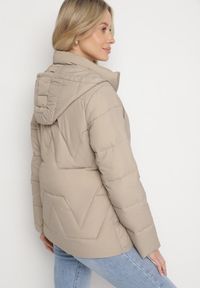 Born2be - Ciemnobeżowa Kurtka z Szerokim Pikowaniem i Kapturem Yasidi. Okazja: na co dzień. Kolor: beżowy. Materiał: jeans. Styl: casual, elegancki #2