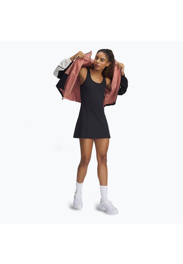 Sukienka Under Armour Motion. Kolor: czarny. Typ sukienki: sportowe. Styl: sportowy