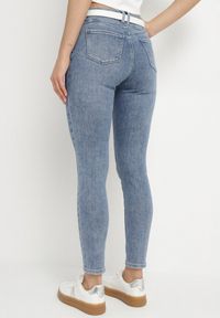 Born2be - Niebieskie Jeansy o Dopasowanym Kroju z Regularnym Stanem Tolinndea. Okazja: na co dzień. Kolor: niebieski. Styl: elegancki, casual