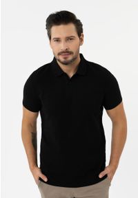 Volcano - Koszulka polo O-DAMSON. Typ kołnierza: polo. Kolor: czarny. Materiał: tkanina, materiał. Długość rękawa: krótki rękaw. Długość: krótkie. Wzór: ze splotem. Sezon: wiosna, lato. Styl: klasyczny, sportowy #1