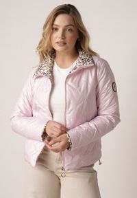 Born2be - Różowa Dwustronna Kurtka Pikowana Ozdobiona Naszywką i Panterką Nemopis. Okazja: na co dzień. Kolor: różowy. Materiał: jeans. Wzór: motyw zwierzęcy, aplikacja. Styl: casual #1