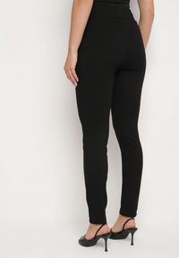 Born2be - Czarne Legginsy z Wiskozą z Wysokim Stanem Zdobione Guzikiem z Cyrkoniami Nalette. Okazja: na co dzień. Stan: podwyższony. Kolor: czarny. Materiał: wiskoza. Wzór: aplikacja. Styl: elegancki, casual