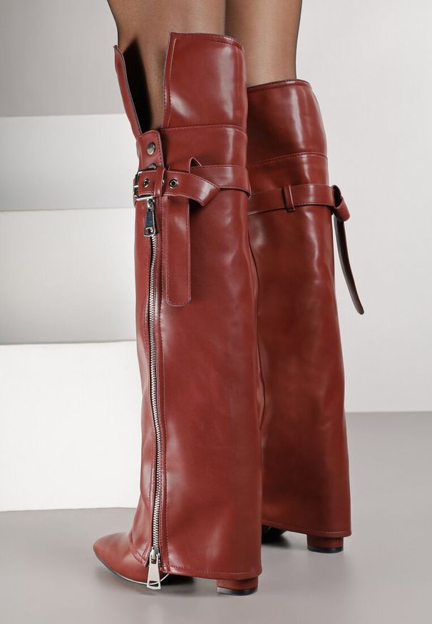 Born2be - Bordowe Kozaki Typu Kowbojki na Obcasie z Wywiniętą Cholewką i Suwakiem Fiovra. Okazja: na co dzień. Kolor: czerwony. Materiał: skóra, jeans. Szerokość cholewki: normalna. Obcas: na obcasie. Styl: casual, elegancki. Wysokość obcasa: średni