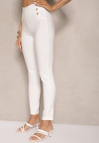 Renee - Białe Spodnie Skinny z Bawełną i Ozdobnymi Guzikami Arrimarela. Okazja: na co dzień. Stan: podwyższony. Kolor: biały. Materiał: bawełna. Styl: klasyczny, elegancki, casual