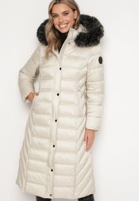 Born2be - Beżowa Pikowana Kurtka Zimowa o Długim Kroju z Odpinanym Kapturem z Futrem Mintoria. Okazja: na co dzień. Kolor: beżowy. Materiał: futro. Długość: długie. Sezon: zima. Styl: casual, elegancki #6