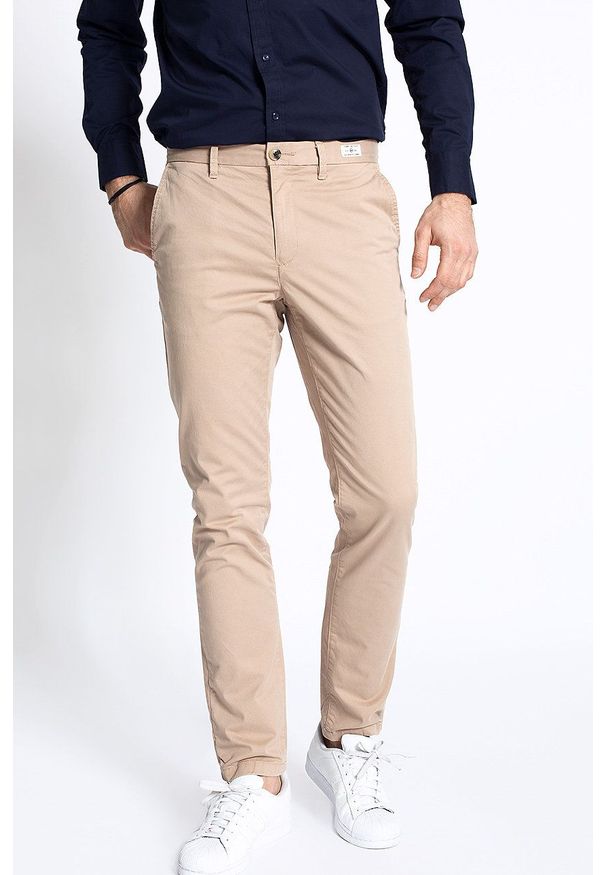 TOMMY HILFIGER - Tommy Hilfiger spodnie męskie kolor beżowy w fasonie chinos. Okazja: na co dzień. Kolor: beżowy. Materiał: tkanina. Wzór: gładki. Styl: casual