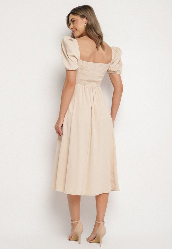 Born2be - Beżowa Sukienka w Rustykalnym Stylu z Wiązaniem przy Dekolcie i Rozcięciem Idanillea. Okazja: na co dzień, na spacer. Typ kołnierza: dekolt kwadratowy. Kolor: beżowy. Typ sukienki: rozkloszowane. Styl: casual
