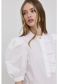 Custommade bluzka bawełniana Dolores damska kolor biały gładka. Okazja: na co dzień. Kolor: biały. Materiał: bawełna. Długość rękawa: krótki rękaw. Długość: krótkie. Wzór: gładki. Styl: casual #1