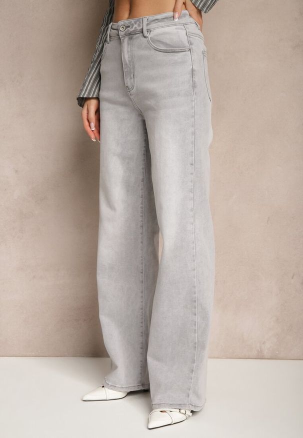 Renee - Jasnoszare Jeansy High Waist o Szerokim Kroju Nimiella. Okazja: na co dzień. Stan: podwyższony. Kolor: szary. Styl: klasyczny, elegancki, casual