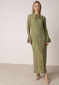 Born2be - Zielona Koronkowa Sukienka o Taliowanym Kroju z Wiązaniem przy Dekolcie Nevellirae. Okazja: na co dzień. Kolor: zielony. Materiał: koronka. Długość rękawa: na ramiączkach. Typ sukienki: proste. Styl: casual, elegancki, klasyczny #5