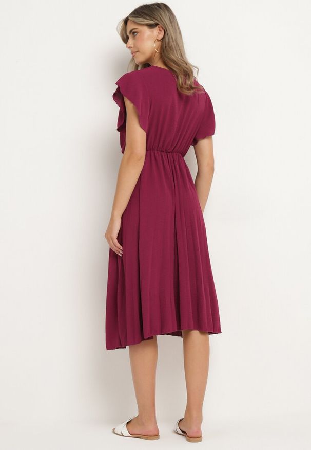 Born2be - Bordowa Plisowana Sukienka z Kopertowym Dekoltem i Gumką w Talii Waretta. Typ kołnierza: dekolt kopertowy. Kolor: czerwony. Typ sukienki: kopertowe. Styl: elegancki