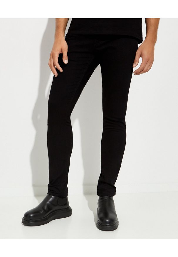 Alexander McQueen - ALEXANDER MCQUEEN - Czarne jeansy z logo. Kolor: czarny