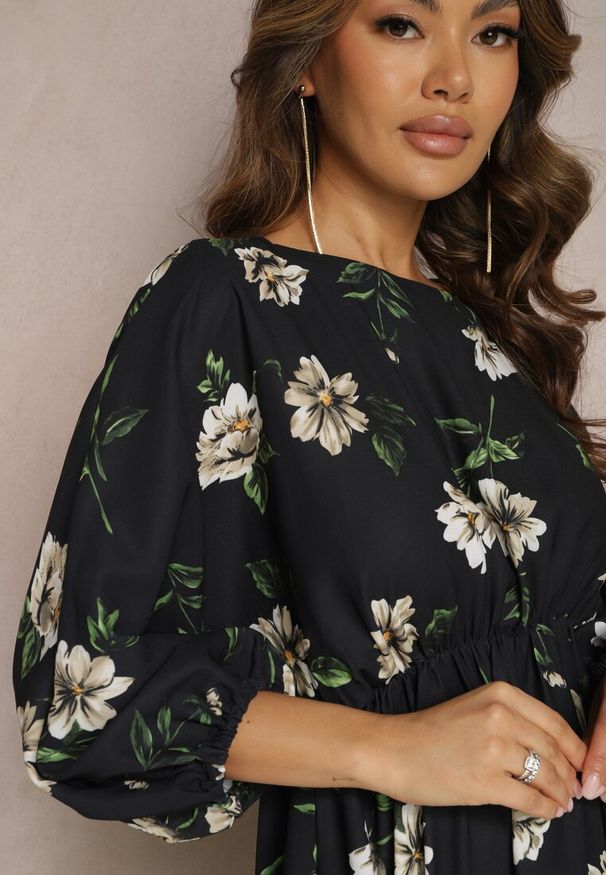 Renee - Czarno-Beżowa Midi Sukienka w Kwiaty o Rozkloszowanym Kroju z Rękawami Nietoperz Jervia. Kolor: czarny. Wzór: kwiaty. Styl: elegancki. Długość: midi