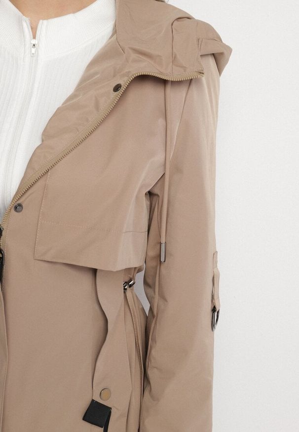 Born2be - Jasnobrązowy Płaszcz Kurtka Przeciwwiatrowa z Kapturem Amilina. Okazja: na co dzień, na spacer. Typ kołnierza: kaptur. Kolor: brązowy. Materiał: wełna, jeans. Wzór: aplikacja. Styl: casual, elegancki