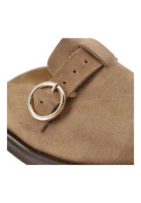 Klapki damskie Armodo, skórzane typu mule z zabudowanym noskiem i ozdobnym paskiem z klamrą osadzone na niskim obcasie, beżowe, 1720. Okazja: na co dzień. Kolor: beżowy. Materiał: skóra. Sezon: wiosna, lato. Obcas: na obcasie. Styl: casual, elegancki, klasyczny. Wysokość obcasa: niski #9