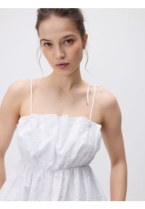 Reserved - Ażurowy top na ramiączkach - biały. Kolor: biały. Materiał: bawełna. Długość rękawa: na ramiączkach. Długość: krótkie. Wzór: ażurowy