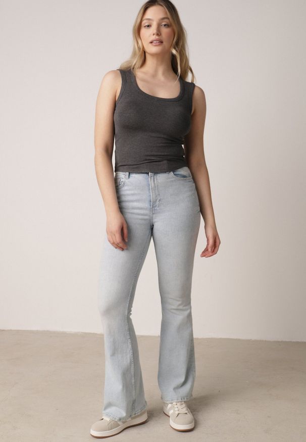 Born2be - Szary Dopasowany Top Bez Rękawów z Wiskozy z Kwadratowym Dekoltem Madu. Okazja: na spacer. Typ kołnierza: dekolt kwadratowy. Kolor: szary. Materiał: wiskoza. Długość rękawa: bez rękawów. Sezon: lato. Styl: elegancki, klasyczny