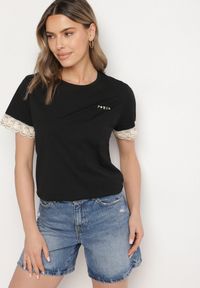 Born2be - Czarny T-shirt z Bawełny Zdobiony Koronką z Cekinami Pollea. Okazja: na co dzień. Kolor: czarny. Materiał: bawełna, koronka. Długość rękawa: krótki rękaw. Długość: krótkie. Wzór: aplikacja, koronka. Styl: klasyczny, casual #3