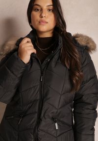 Renee - Czarna Kurtka Pikowana z Futerkiem Lawanna. Okazja: na co dzień. Kolekcja: plus size. Kolor: czarny. Materiał: futro. Długość rękawa: długi rękaw. Długość: długie. Wzór: aplikacja. Styl: wizytowy, elegancki, casual #3