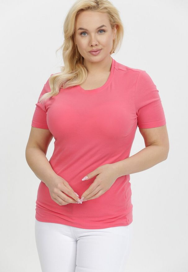 Born2be - Różowy T-shirt Akisistae. Kolekcja: plus size. Kolor: różowy. Materiał: materiał, bawełna, dzianina. Długość rękawa: krótki rękaw. Długość: krótkie