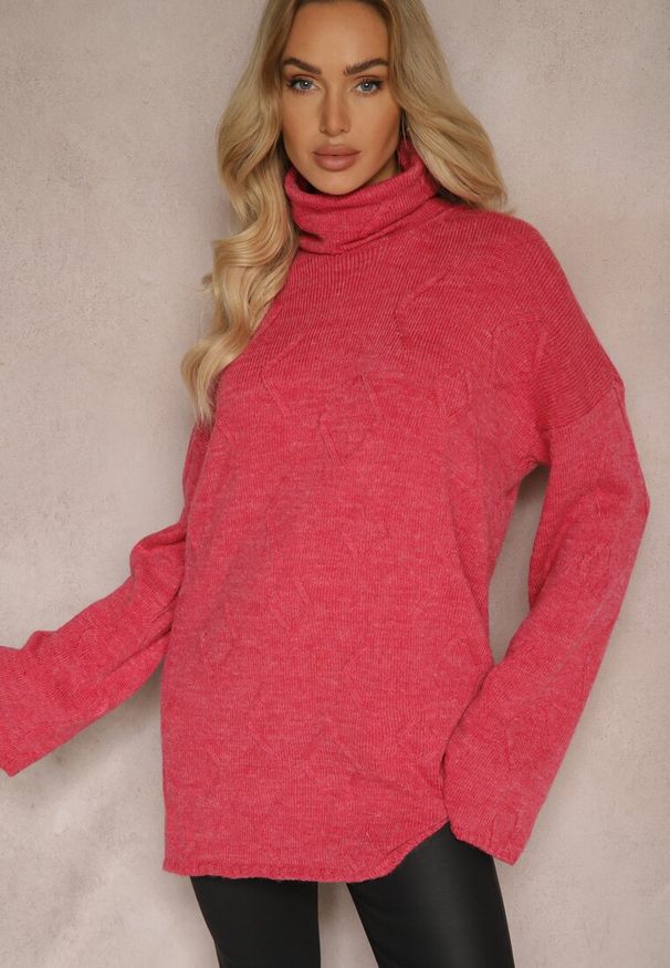 Renee - Fuksjowy Golf o Wydłużonym Kroju w Romby Hennsa. Okazja: na co dzień. Typ kołnierza: golf. Kolor: różowy. Materiał: jeans. Styl: casual