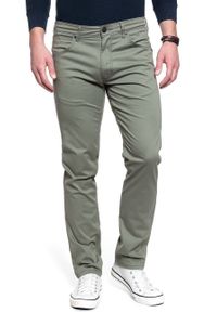 Wrangler - MĘSKIE SPODNIE MATERIAŁOWE WRANGLER GREENSBORO DUSTY OLIVE W15QWA275 112127116. Materiał: materiał