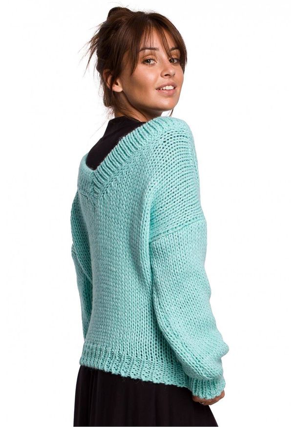 BE Knit - Ciepły sweter z wełną i szerokim dekoltem V. Materiał: wełna. Długość rękawa: długi rękaw. Długość: długie. Wzór: ze splotem