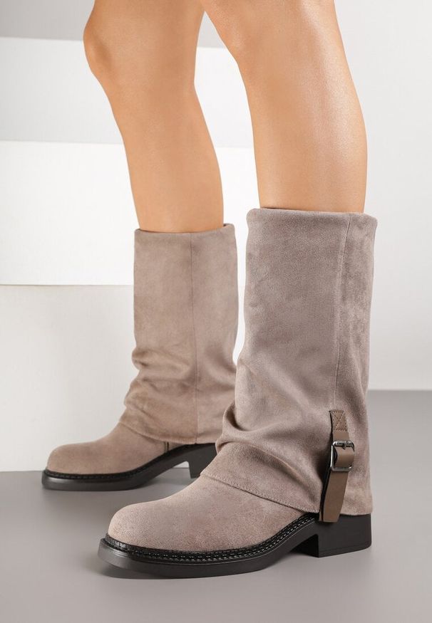 Renee - Beżowe Botki z Cholewką Imitującą Nogawkę Zdobione Paskiem ze Sprzączką Tirelie. Zapięcie: pasek. Kolor: beżowy. Materiał: zamsz, jeans, skóra. Szerokość cholewki: normalna. Wzór: aplikacja