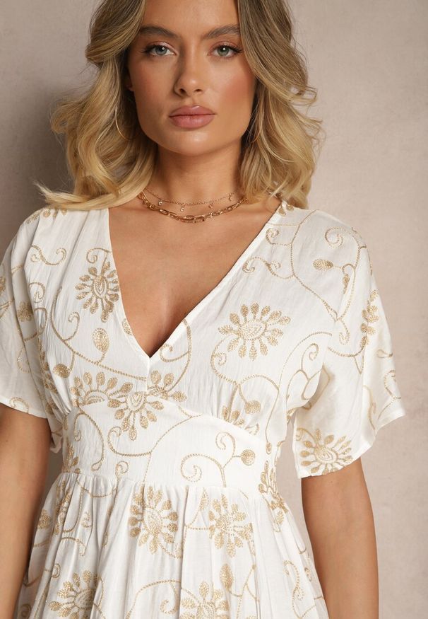 Renee - Biała Sukienka z Wiskozy Ozdobiona Haftem i Metaliczną Nicią Ivelvesa. Okazja: na co dzień. Kolor: biały. Materiał: wiskoza. Wzór: haft, aplikacja. Styl: casual