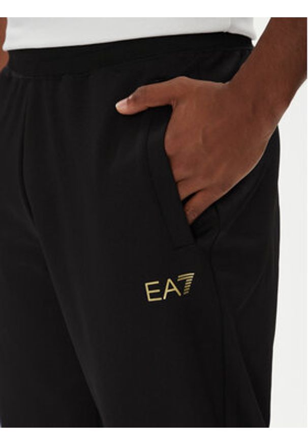 EA7 Emporio Armani Dres 7M000554 AF13526 UC001 Czarny Regular Fit. Kolor: czarny. Materiał: syntetyk