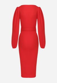 Born2be - Czerwona Dopasowana Sukienka Midi z Paskiem z Klamerką Jelira. Typ kołnierza: dekolt kopertowy. Kolor: czerwony. Materiał: materiał. Typ sukienki: kopertowe. Długość: midi #4
