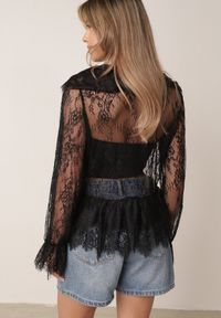 Born2be - Czarna Bawełniana Bluzka z Transparentnej Koronki z Falbankami w Stylu Boho Palamna. Okazja: na co dzień. Typ kołnierza: kołnierz z falbankami. Kolor: czarny. Materiał: bawełna, koronka. Długość: długie. Wzór: koronka. Styl: boho #5
