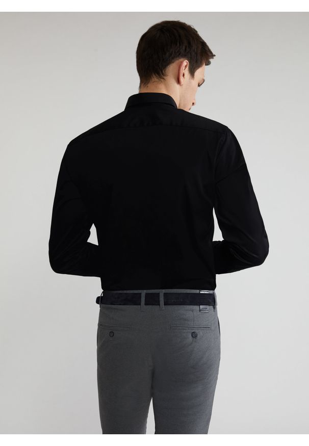 Pako Lorente - PAKO LORENTE – Koszula męska w kolorze czarnym P21WF-1X-174-C-S. Typ kołnierza: kołnierzyk klasyczny. Kolor: czarny. Materiał: bawełna, elastan. Długość rękawa: długi rękaw. Długość: długie. Wzór: gładki. Styl: klasyczny, elegancki
