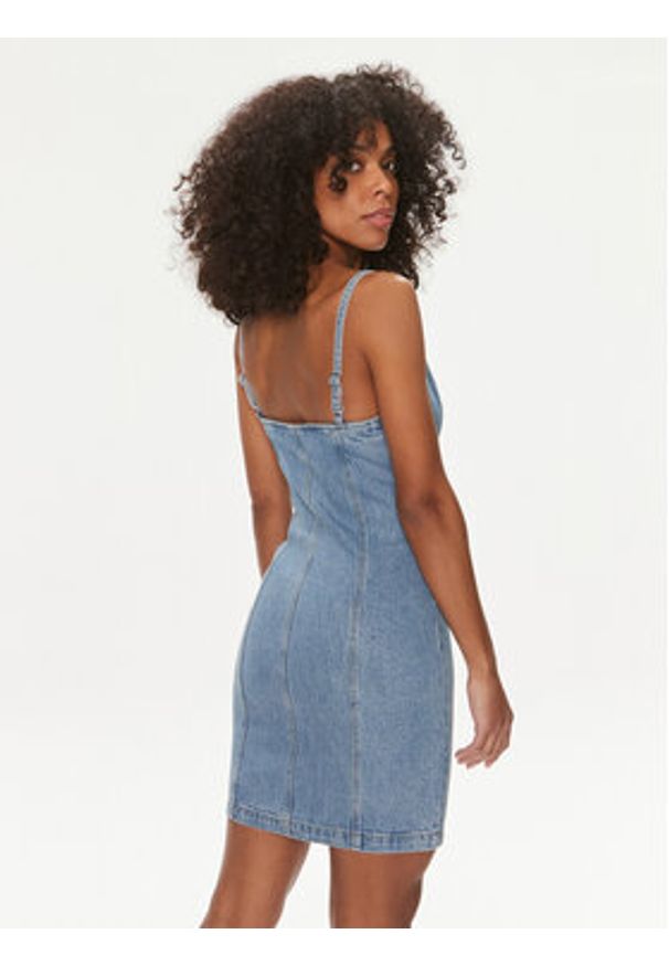 Guess Sukienka jeansowa Raye W4GK66 D4K30 Niebieski Bodycon Fit. Kolor: niebieski. Materiał: bawełna. Typ sukienki: bodycon