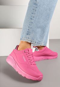 Renee - Fuksjowe Buty Sportowe Sneakersy na Podeszwie z Tłoczeniami Zdobione Metaliczną Wstawką Arulla. Kolor: różowy. Materiał: jeans. Wzór: aplikacja