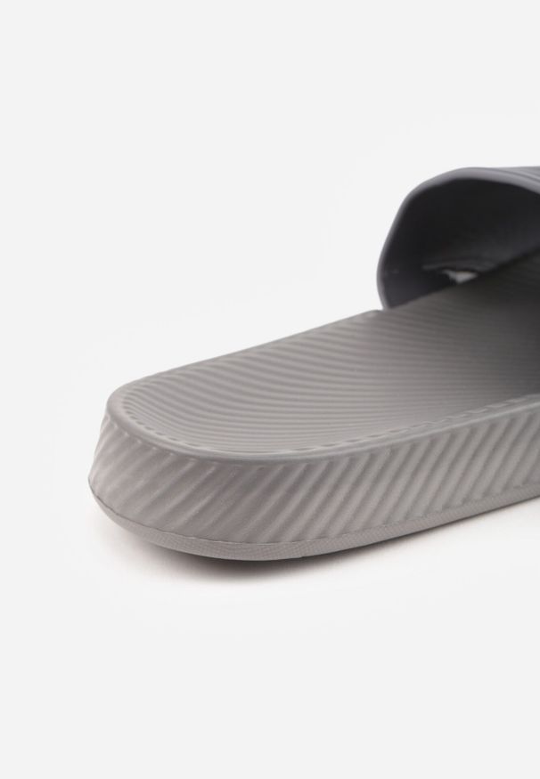 Born2be - Szare Klapki Sportowe z Piankowego Materiału Thesedice. Okazja: na co dzień. Kolor: szary. Materiał: materiał. Sezon: lato. Styl: sportowy