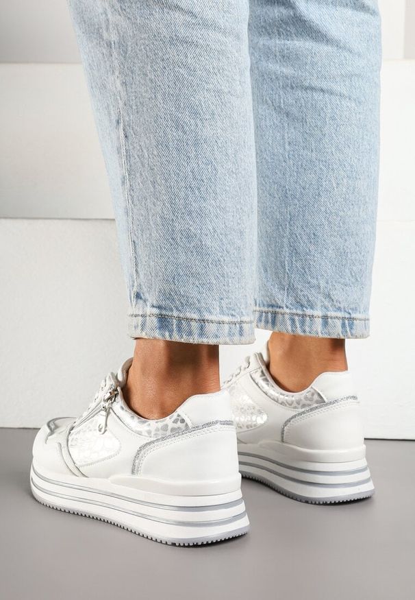 Born2be - Białe Sneakersy na Grubej Podeszwie w Paski i Suwakiem Koralea. Okazja: na co dzień, na spacer. Zapięcie: pasek. Kolor: biały. Materiał: jeans, skóra. Wzór: paski. Sport: turystyka piesza