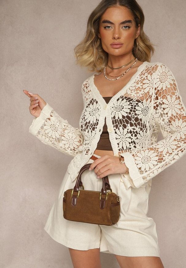 Renee - Jasnobeżowy Ażurowy Kardigan z Bawełny na Guziki Evipolla. Okazja: na co dzień, do pracy, na spotkanie biznesowe. Kolor: beżowy. Materiał: bawełna. Wzór: ażurowy. Styl: biznesowy, casual, elegancki