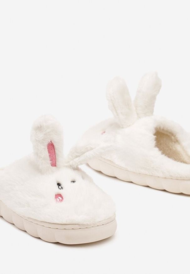 Renee - Jasnobeżowe Futrzane Kapcie Vices na Platformie z Tłoczeniem w Stylu Królika Adarevia. Okazja: do domu. Kolor: beżowy. Materiał: futro. Wzór: aplikacja. Obcas: na platformie