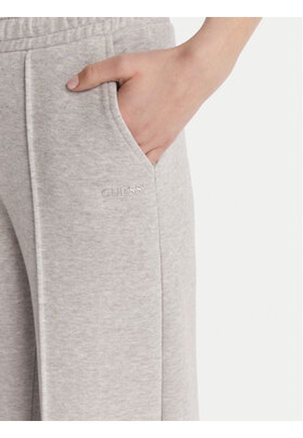 Guess Spodnie dresowe V6RB17 K9V31 Szary Regular Fit. Kolor: szary. Materiał: bawełna