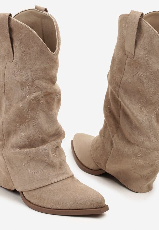 Renee - Ciemnobeżowe Botki Kowbojki z Cholewką Imitującą Nogawkę Zellaxie. Okazja: na imprezę, na co dzień. Kolor: beżowy. Materiał: jeans, skóra. Szerokość cholewki: normalna. Wzór: aplikacja. Styl: casual, boho